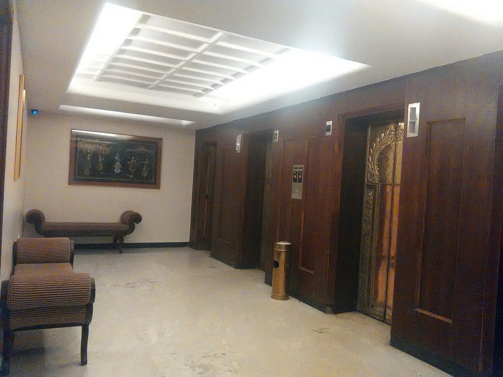 Отель The Woods Manor Mg Road Коччи Экстерьер фото