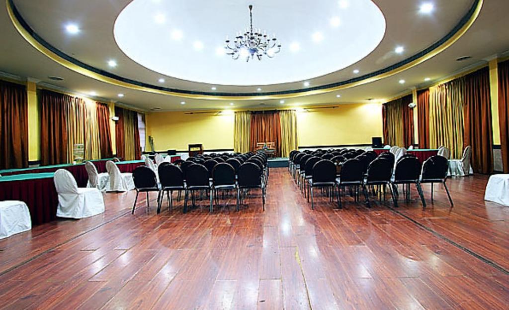Отель The Woods Manor Mg Road Коччи Экстерьер фото