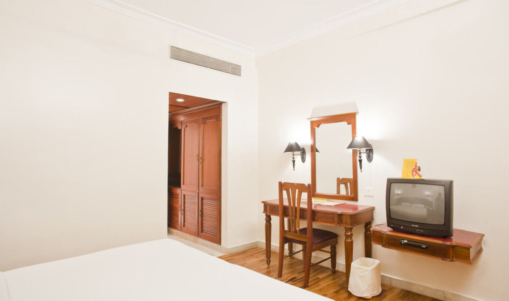 Отель The Woods Manor Mg Road Коччи Экстерьер фото