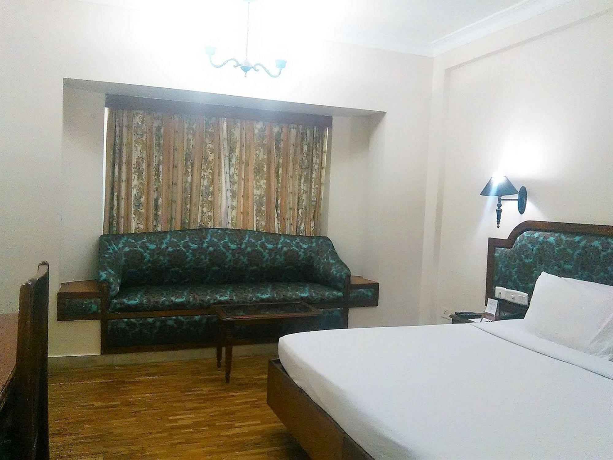 Отель The Woods Manor Mg Road Коччи Экстерьер фото