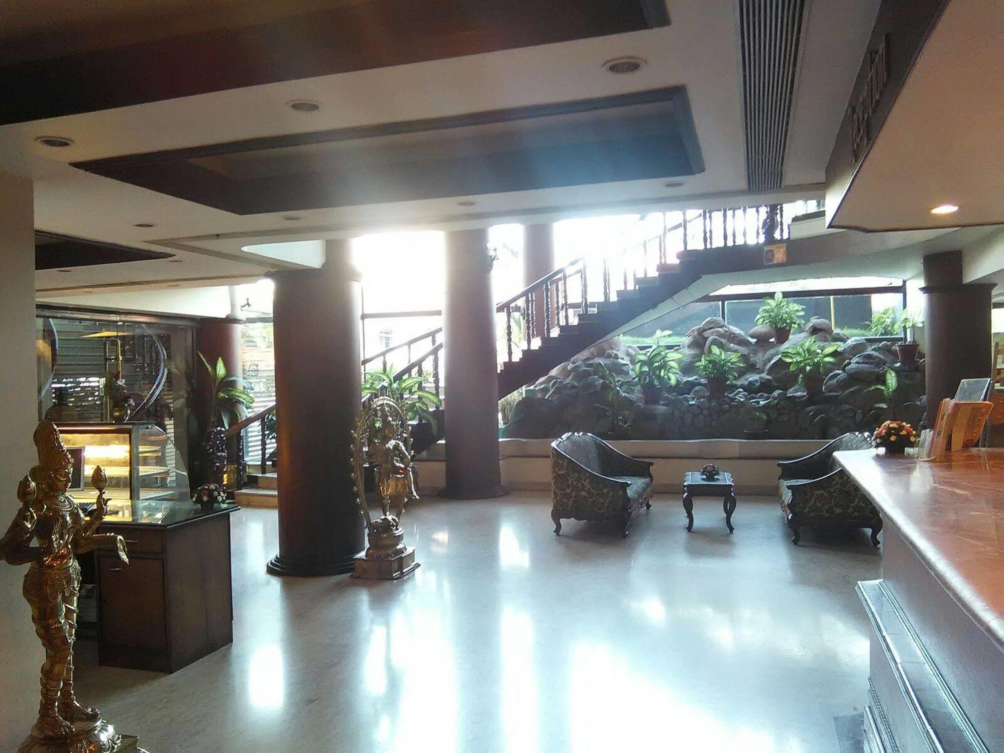 Отель The Woods Manor Mg Road Коччи Экстерьер фото