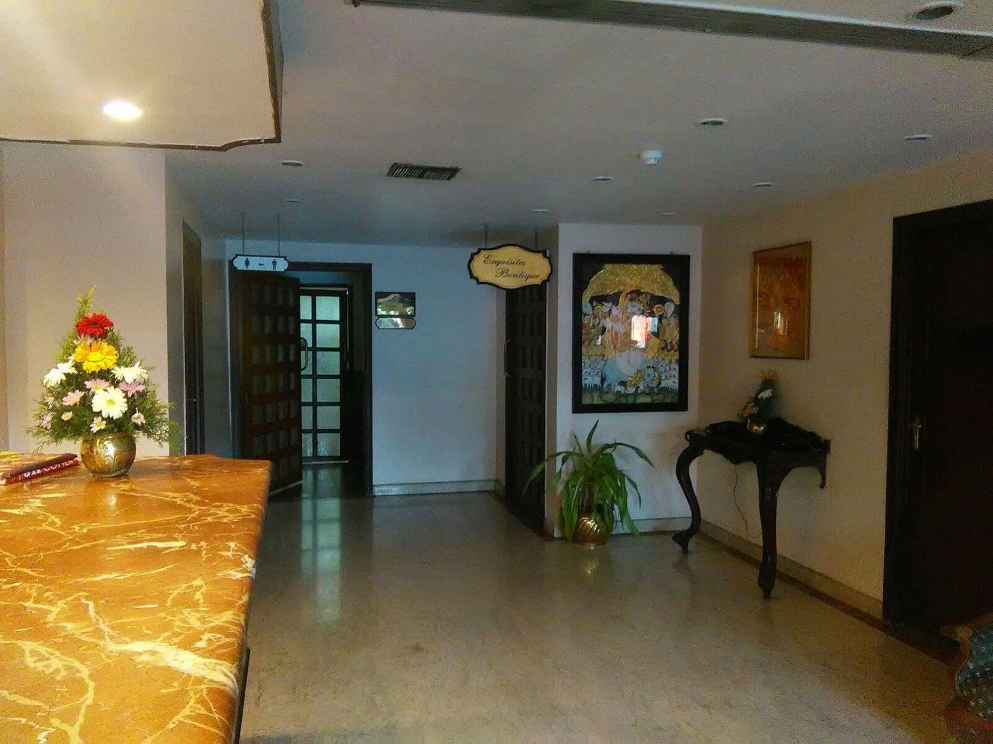 Отель The Woods Manor Mg Road Коччи Экстерьер фото