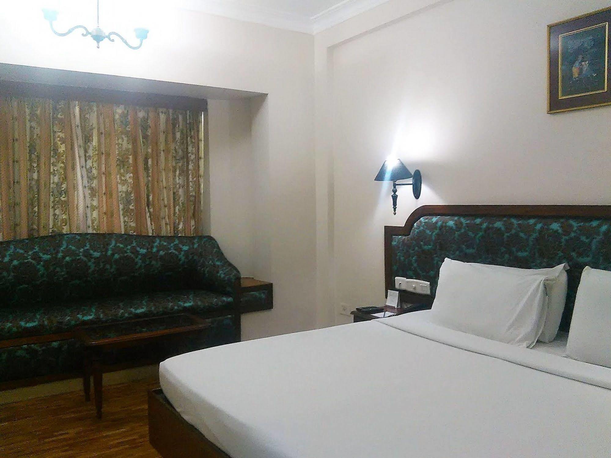 Отель The Woods Manor Mg Road Коччи Экстерьер фото