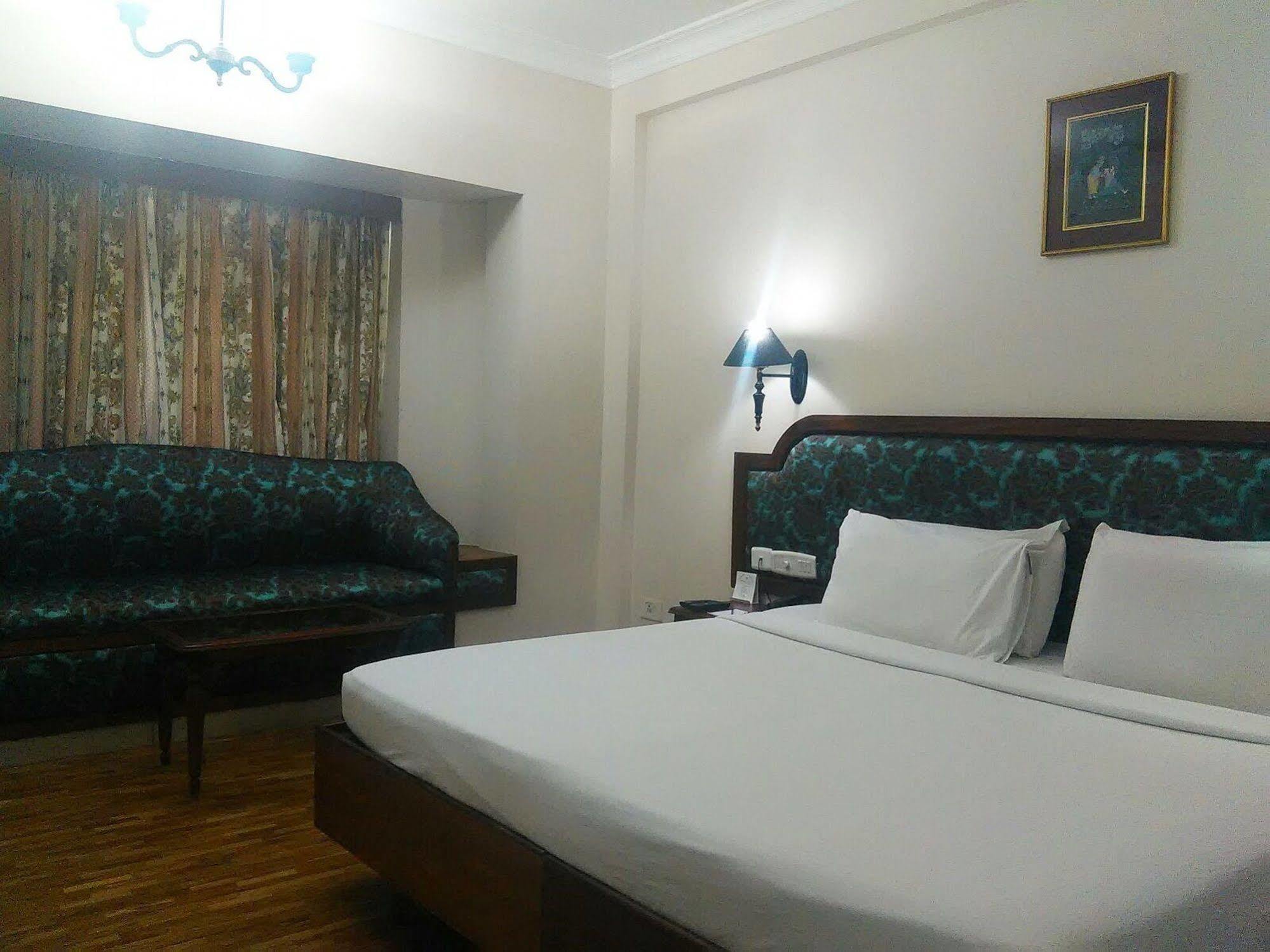 Отель The Woods Manor Mg Road Коччи Экстерьер фото