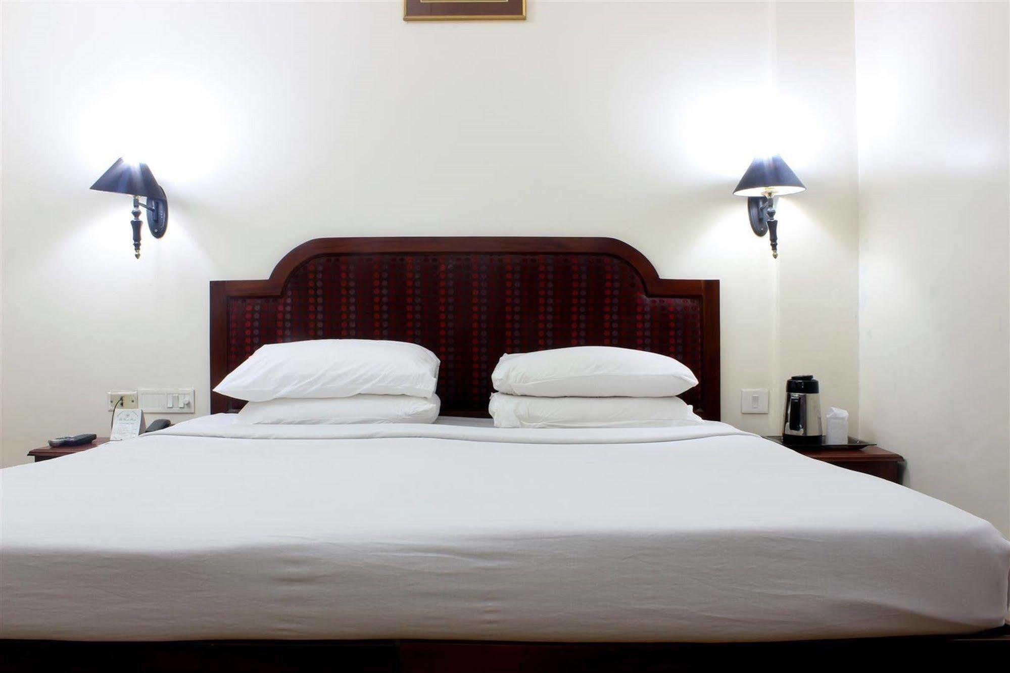 Отель The Woods Manor Mg Road Коччи Экстерьер фото