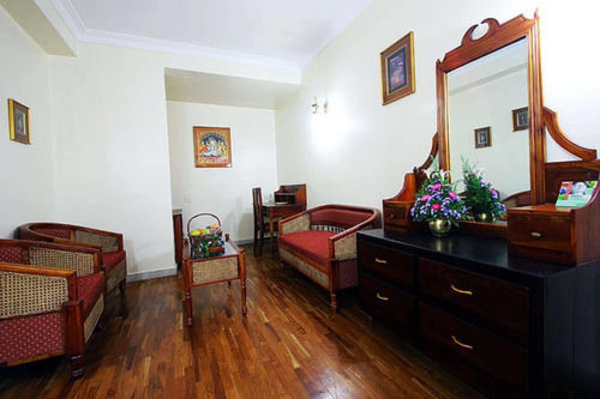 Отель The Woods Manor Mg Road Коччи Экстерьер фото