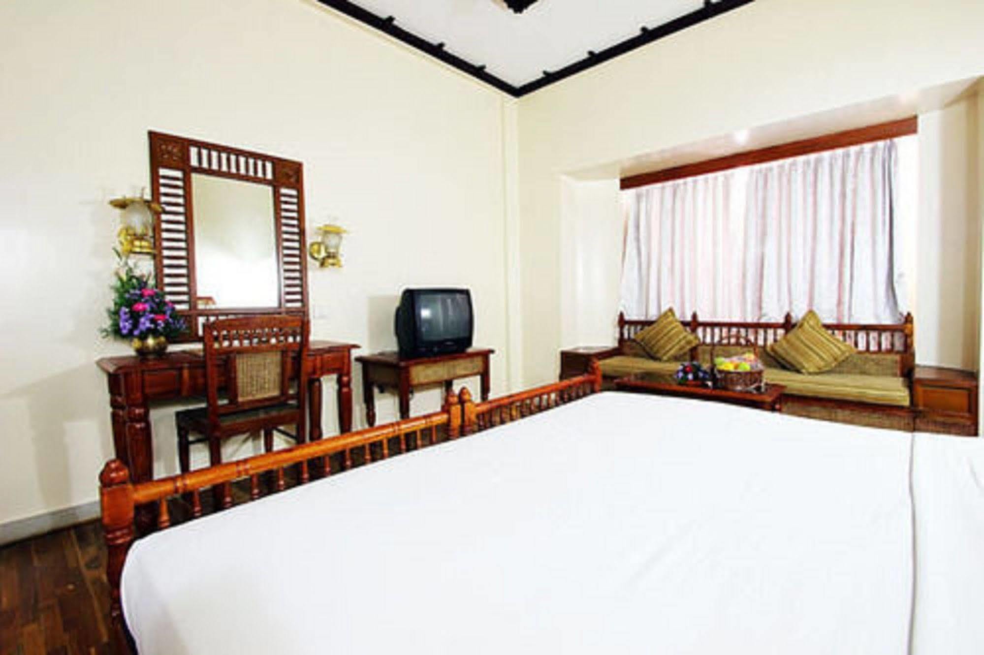 Отель The Woods Manor Mg Road Коччи Экстерьер фото