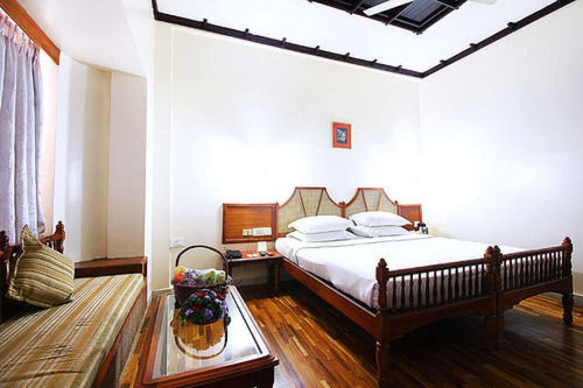 Отель The Woods Manor Mg Road Коччи Экстерьер фото